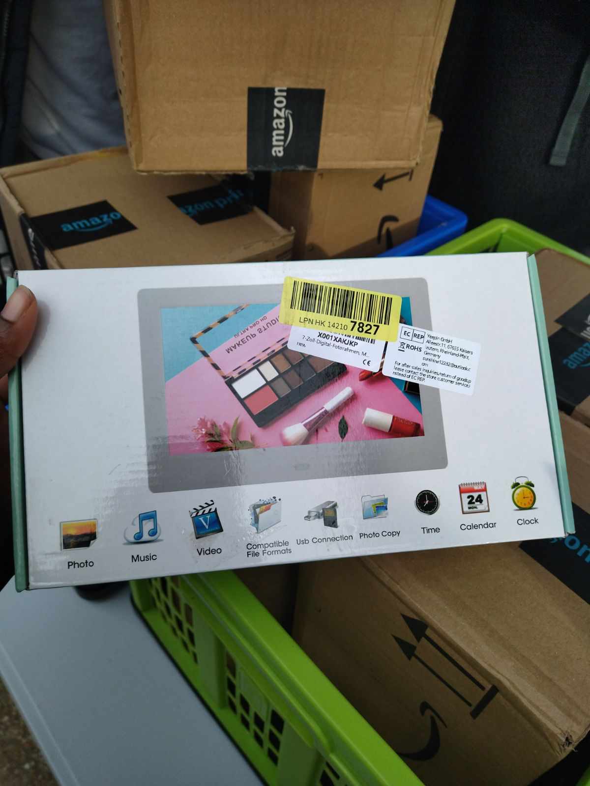 Colis ouvert avec un cadre photo à l'intérieur, livré par Goldcolis. Acheter des colis perdus, c’est découvrir des articles inattendus et utiles