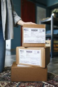 pexels-polina-tankilevitch-4440800 Achetez des colis perdus et laissez-vous surprendre par des trouvailles comme celles-ci.