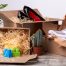 Boîtes déballées contenant des chaussures, des vêtements et des jouets Goldcolis. Acheter des colis perdus, c’est découvrir des articles inattendus et utiles